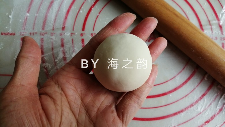 象形豆沙蘑菇包,捏紧收口,搓圆