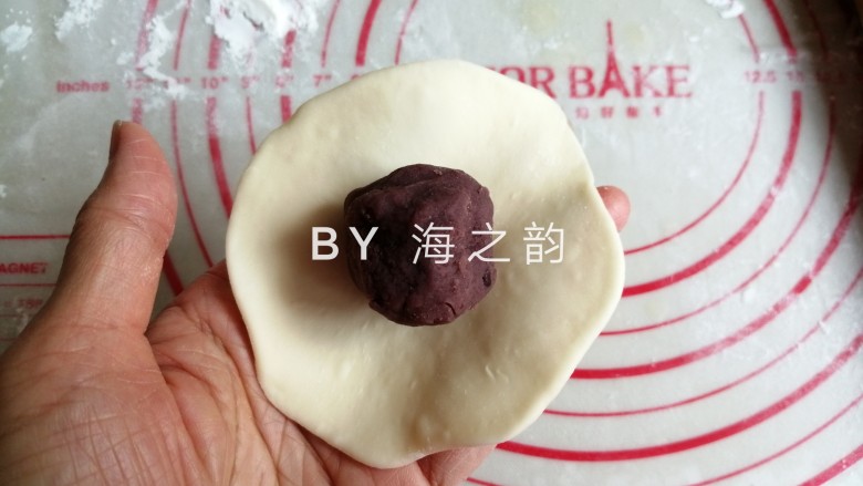 象形豆沙蘑菇包,放上馅料