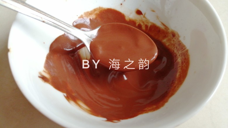 象形豆沙蘑菇包,<a style='color:red;display:inline-block;' href='/shicai/ 920'>可可粉</a>用一点点水调开,调成浓稠的状态