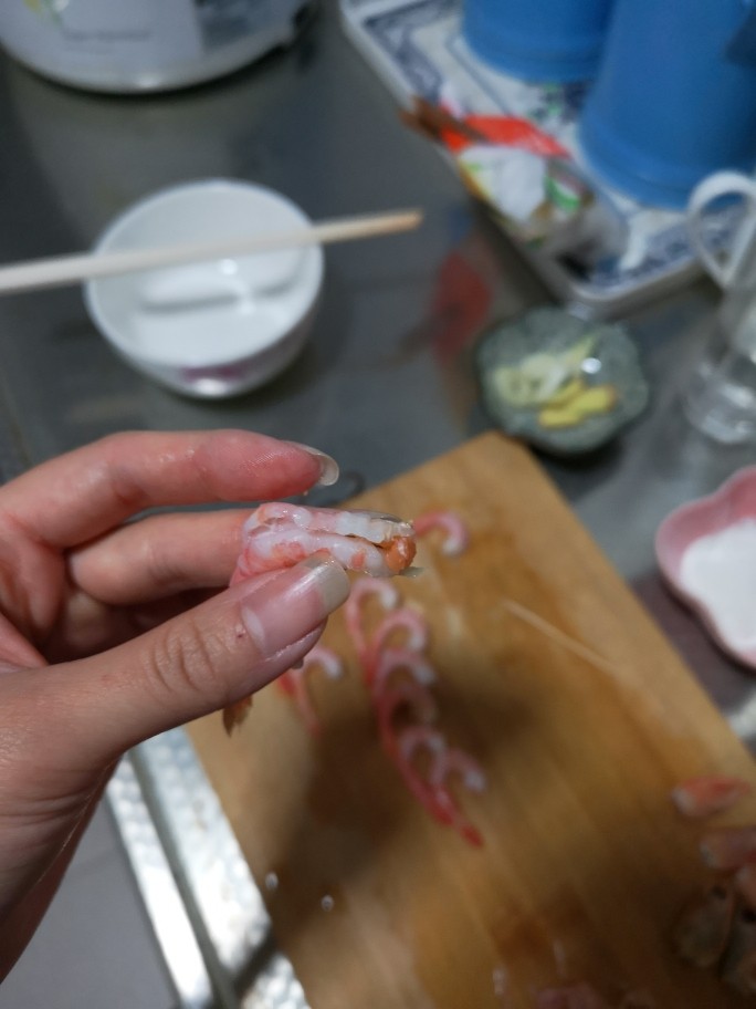 芝士凤尾虾,蒸土豆的时候就可以去虾线了,我是用牙签挑的,大多数还蛮干净。