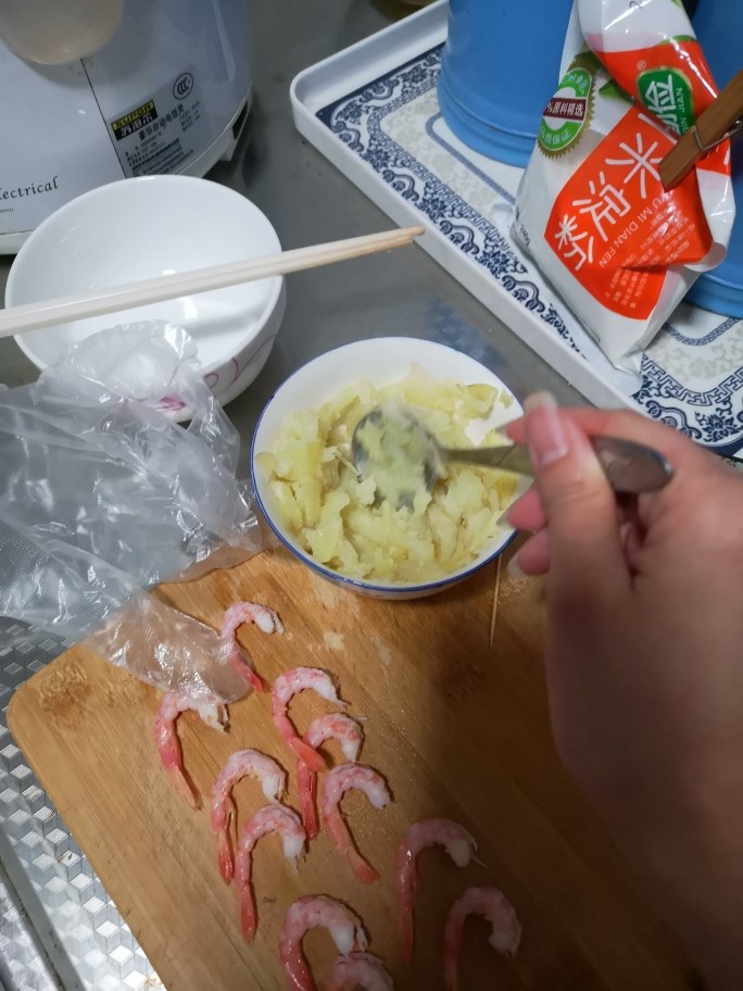 芝士凤尾虾,土豆蒸好,用勺子捣泥儿,加点盐。