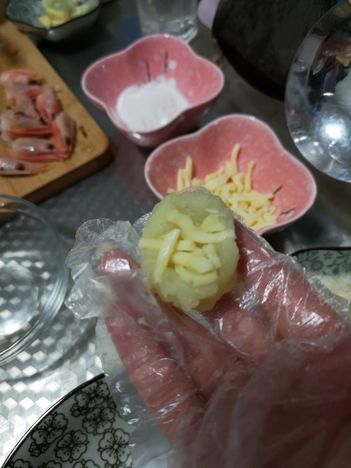 芝士凤尾虾,把土豆泥搓圆,加芝士,
