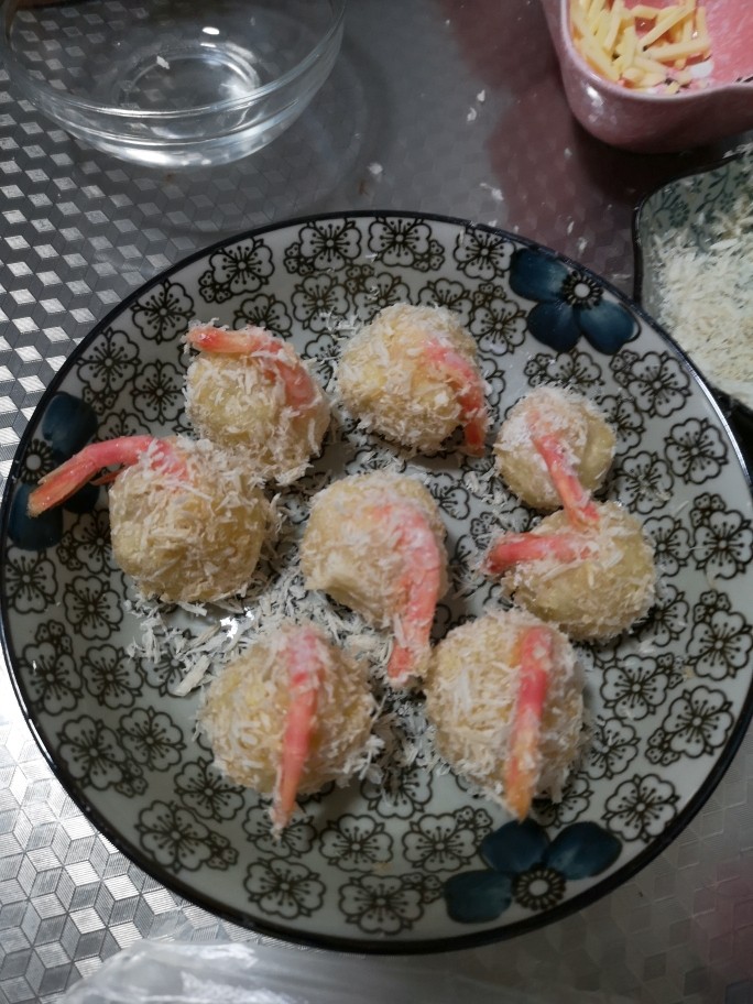 芝士凤尾虾,准备炸虾,炸最后一只拍了小视频,忘了拍照片,一人拿手机,不好操作,所以最后一只有一丢丢糊。