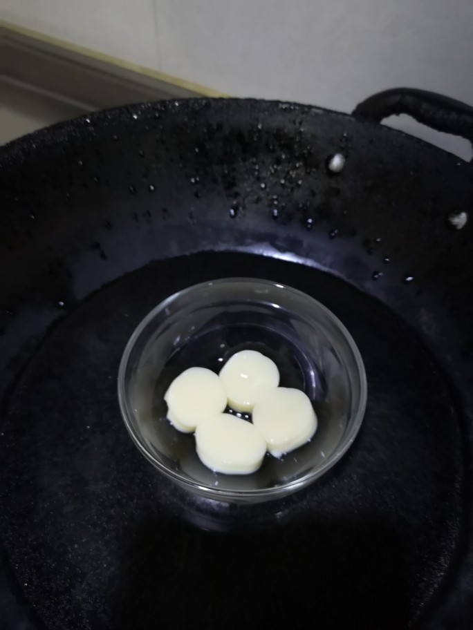 炸虾和芝士鸡蛋羹,先把豆腐切了,蒸一下
