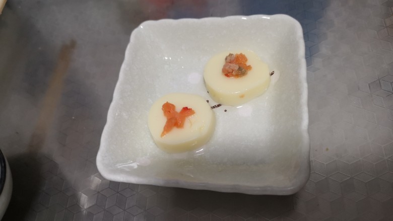 炸虾和芝士鸡蛋羹,因为北极甜虾我买来就是熟的,也跟着蒸一下,摆盘就好。