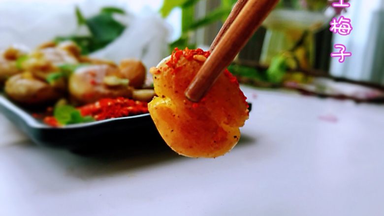 蒜香小土豆,喜欢口味重一点的,放些辣椒面在盘子边上蘸着.,不喜欢的直接吃就行了,一盘蒜香小土豆两种吃法,都很美味,满足全家老小的需求,其实这个辣椒面看上去红红的,吃起来一点都不辣。