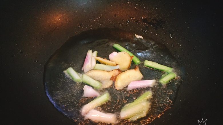 螃蟹白菜汤,热锅下油,加入葱,姜煸炒。