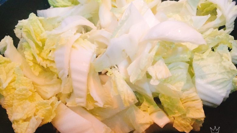螃蟹白菜汤,然后加入白菜,再翻炒均匀