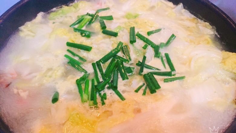 螃蟹白菜汤,加入葱,蔬之鲜进行调味