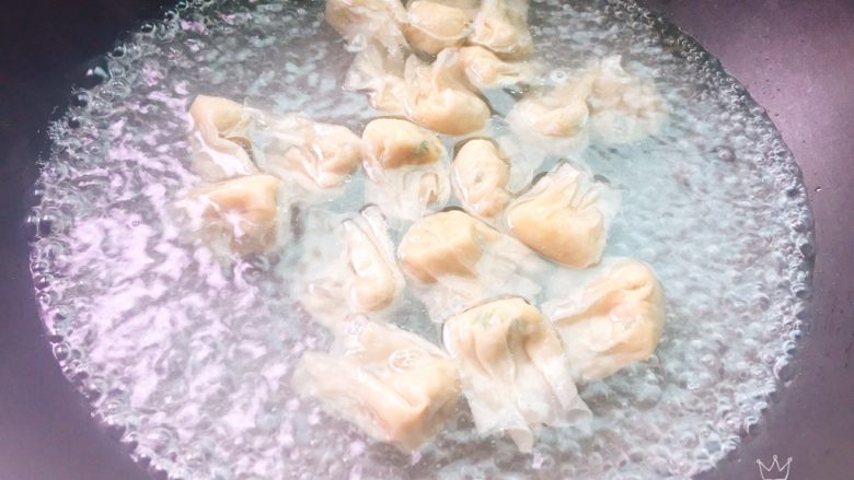福州特色小吃+肉燕,锅里烧开水,放入肉燕煮开即可 如果是从冰箱里取出要多煮一会儿