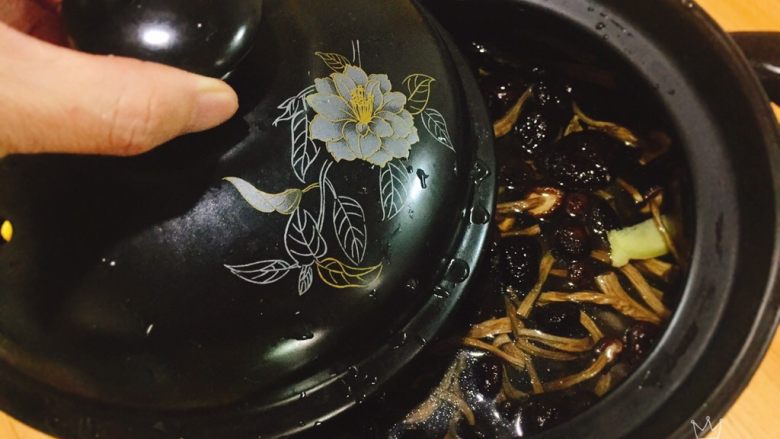 养生汤+茶树菇炖水鸭母,盖子盖好,移步电陶炉