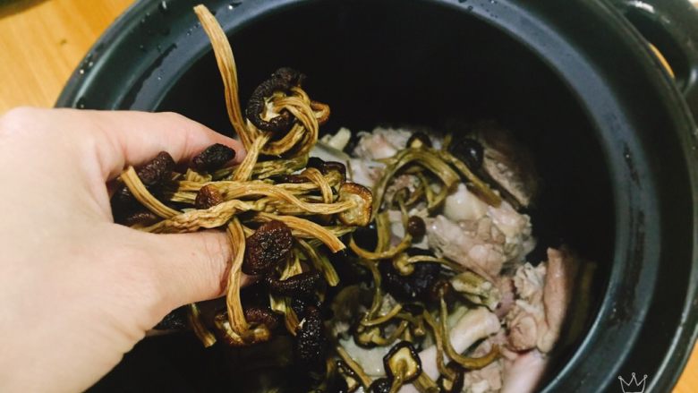 养生汤+茶树菇炖水鸭母,陆续放入鸭肉,茶树菇