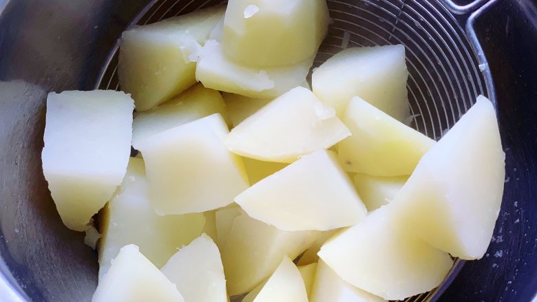 香煎土豆块,然后将土豆放到沸水中焯烫10分钟,用筷子插入中间还有点硬心就可以了,用漏勺捞起土豆块沥干水备用。土豆煮一下可以减少煎制的时间,土豆的口感也会更好。