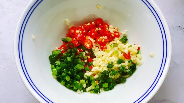 香煎土豆块,开始准备香辣土豆块的秘制酱料,在碗里加入1小勺<a style='color:red;display:inline-block;' href='/shicai/ 12043'>花椒粉</a>、1小勺<a style='color:red;display:inline-block;' href='/shicai/ 146542'>孜然粉</a>、1小勺<a style='color:red;display:inline-block;' href='/shicai/ 9613'>辣椒面</a>、切好的蒜末、<a style='color:red;display:inline-block;' href='/shicai/ 82'>小米椒</a>和香葱,浇上一勺热油,然后加入1大勺<a style='color:red;display:inline-block;' href='/shicai/ 788'>生抽</a>、少许盐、少许<a style='color:red;display:inline-block;' href='/shicai/ 756'>鸡精</a>和切好的香菜,用筷子拌匀,秘制酱料就做好了。