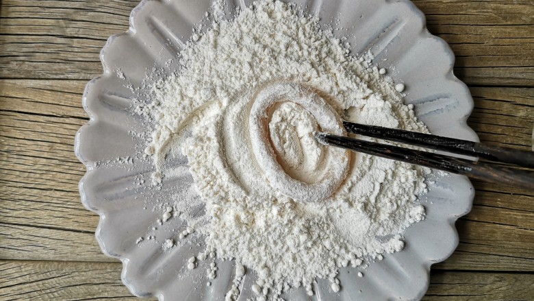 香酥鱿鱼圈,鱿鱼圈先放裹炸粉里,均匀的沾上裹炸粉。