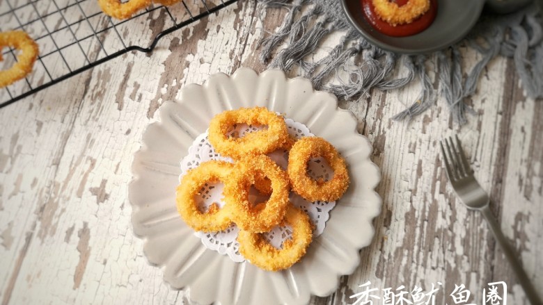 香酥鱿鱼圈,香酥鱿鱼圈装盘上桌啦!