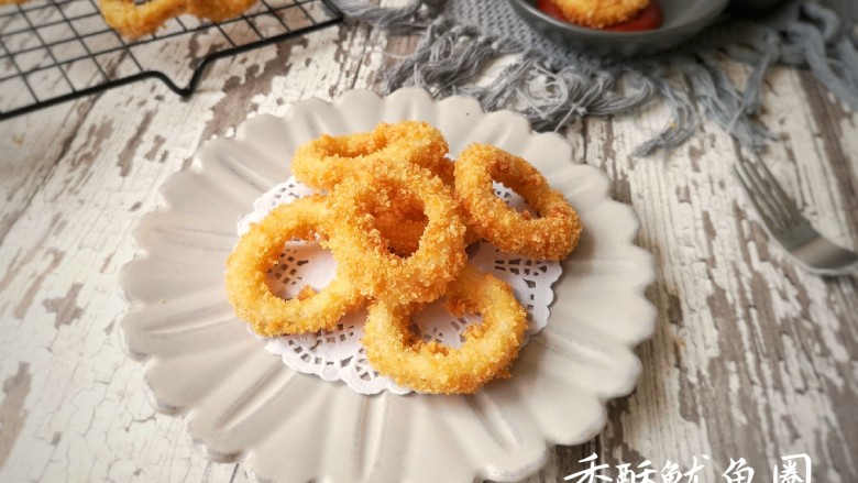 香酥鱿鱼圈,外酥里嫩,简单美味,搭配自己喜欢的酱料开吃吧!