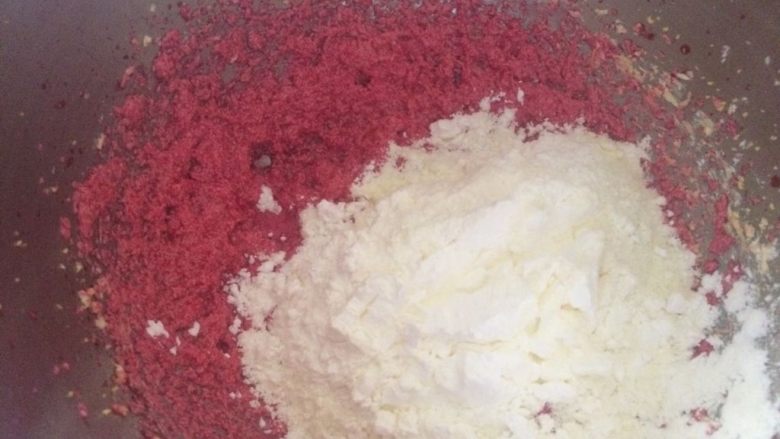 火龙果小奶豆,筛入所有粉类,用刮刀混合无干粉状态;