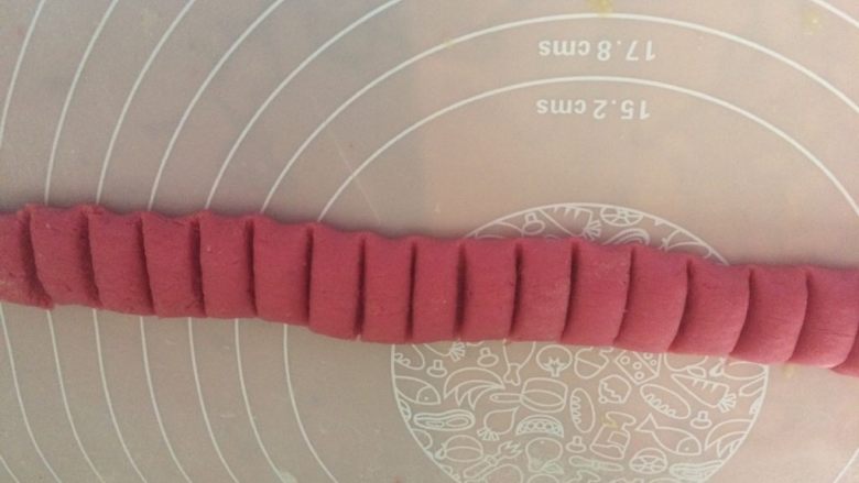 火龙果小奶豆,取一小块面团,搓成长条,分成相同大小的n份;
