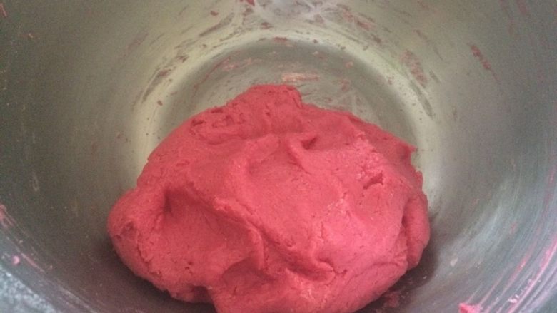 火龙果小奶豆,再用手直接抓成面团,轻轻揉匀,面团尽量湿一点好搓。用保鲜膜包好,不用冷藏,不用醒,直接开始做;