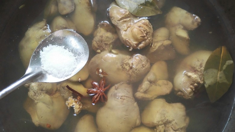 凉拌鸡肝,煮一会之后加入一勺盐调味