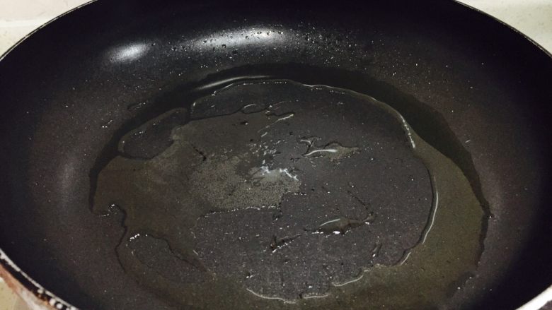 茴香鸡蛋饼,热锅,放入适量油,开小火