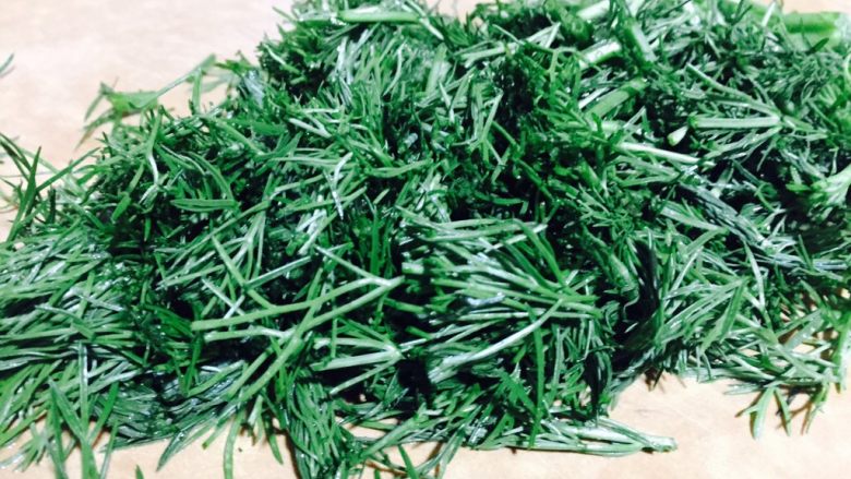 茴香鸡蛋饼,茴香洗干净后,去头切成小段