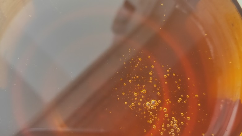 蜂蜜芝麻球,准备好<a style='color:red;display:inline-block;' href='/shicai/ 865'>蜂蜜</a>，椴树蜜尤佳