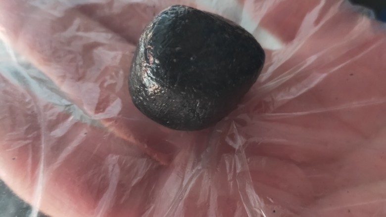蜂蜜芝麻球,捏成团。