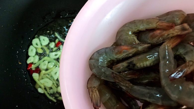 大虾土豆腐竹杏鲍菇年糕锅,下大虾(撇去腌制过程中产生的水分)