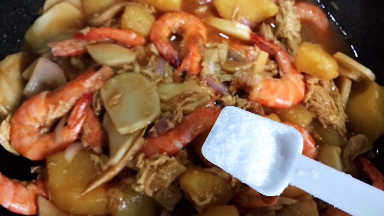大虾土豆腐竹杏鲍菇年糕锅,待锅内汤汁差不多收紧,加一小勺细盐