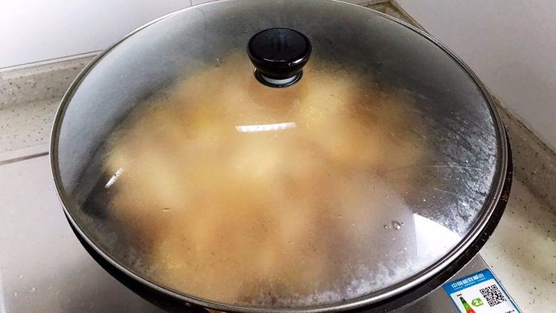 大虾土豆腐竹杏鲍菇年糕锅,水烧开之后盖上锅盖,转中小火,焖煮10分钟