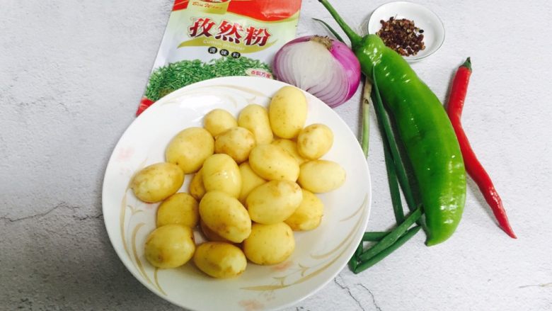 香煎孜然小土豆,准备好食材,小土豆买来的时候菜农们都会把皮给削掉了,回家洗干净就可以了。