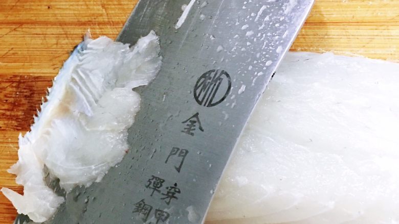 酸菜鱼,片鱼肉要从鱼尾部片起,刀呈35度角斜斜片下,差不多3毫米厚度,别片太厚肉就不Q滑了,片太薄肉又容易散开。