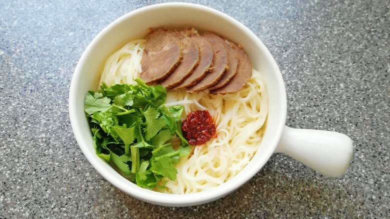 清汤牛肉面,放入碗里，摆上切好的酱牛肉和香菜，放上一勺<a style='color:red;display:inline-block;' href='/shicai/ 6496'>油泼辣子</a>(不吃辣椒可以不放)。