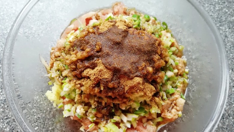 茼蒿大肉馅饺子,炒锅内倒适量的食用油烧热,浇在十三香上面。