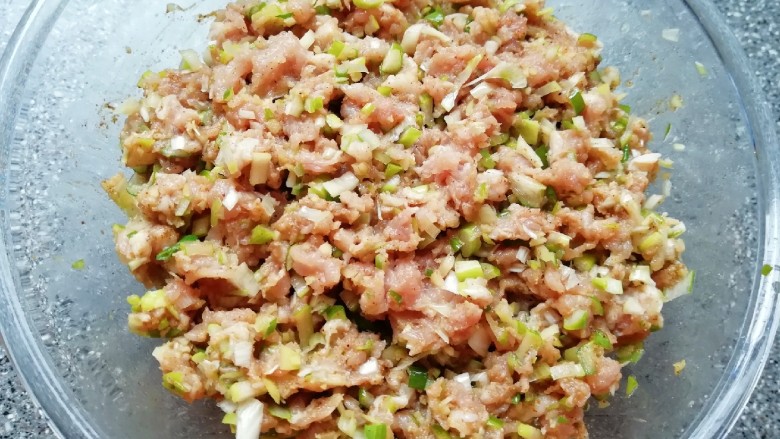 茼蒿大肉馅饺子,搅拌均匀,让肉馅静置一会儿备用。