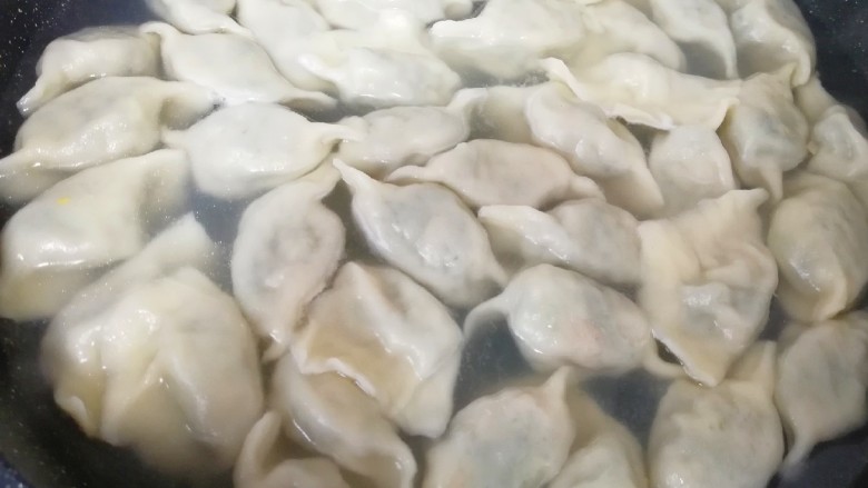 茼蒿大肉馅饺子,锅内放水烧开,下入饺子煮熟。