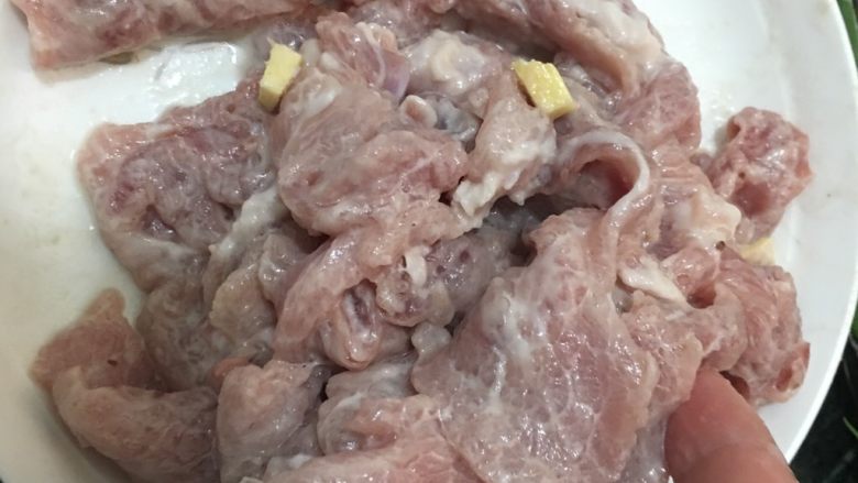 酸菜鱼,像水煮肉片,水煮牛肉也可以用此腌鱼的方法,盐要够,抓至起浆肉才会Q、嫩滑好吃。