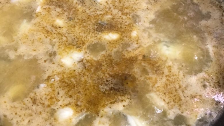 酸菜鱼,水开后下入鱼片,煮至鱼片变白后连汤汁倒在刚才捞出材料上。