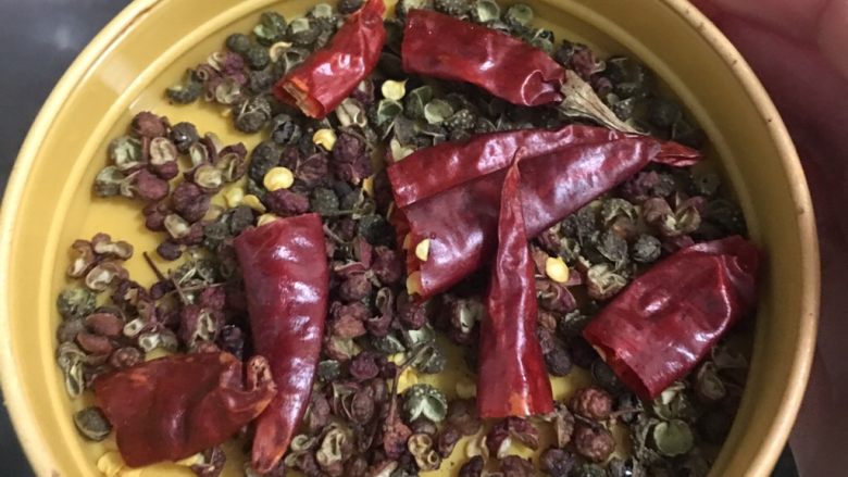 酸菜鱼,锅洗净烧热,倒入比平时炒菜多1倍的食用油,烧热,加入青红花椒和干辣椒段爆香。