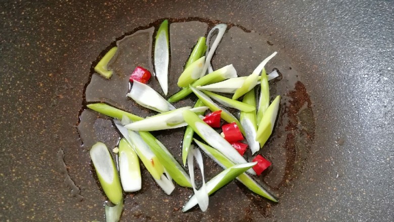 茄汁土豆丝,炒锅内倒适量的食用油烧热,下入葱丝和干红辣椒炒香。