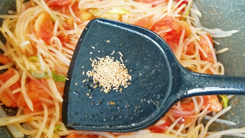 茄汁土豆丝,放原味鲜翻炒均匀,关火出锅。