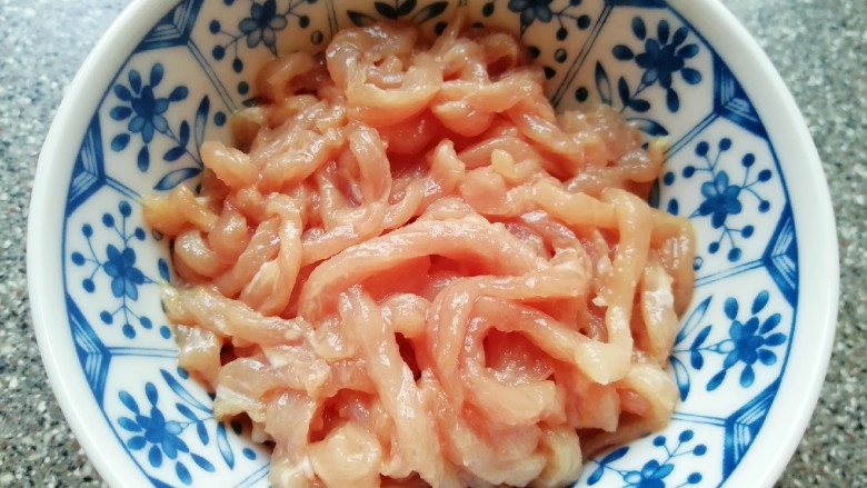 鱼香肉丝,瘦肉切成丝，加入<a style='color:red;display:inline-block;' href='/shicai/ 813'>鸡粉</a>、<a style='color:red;display:inline-block;' href='/shicai/ 512'>玉米淀粉</a>和一点食用油搅拌均匀，腌制15分钟左右。