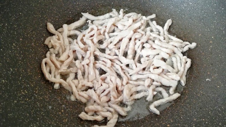 鱼香肉丝,炒锅内倒适量的食用油烧热,下入腌制好的肉丝,大火快速划炒至肉丝变色盛出备用。