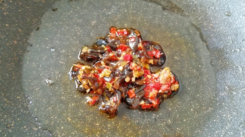鱼香肉丝,锅底留余油继续烧热,下入鲜椒黑木耳酱炒香。