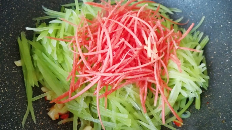 鱼香肉丝,下入莴笋和红萝卜丝翻炒均匀。