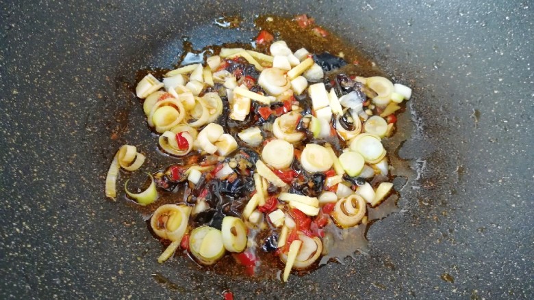 鱼香肉丝,下入葱姜蒜炒香。