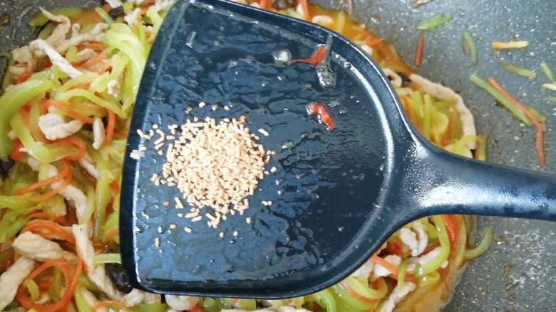 鱼香肉丝,最后加入原味鲜翻炒均匀,关火出锅。