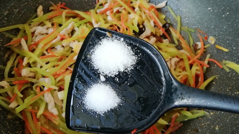鱼香肉丝,放盐和<a style='color:red;display:inline-block;' href='/shicai/ 10588'>糖</a>调味。